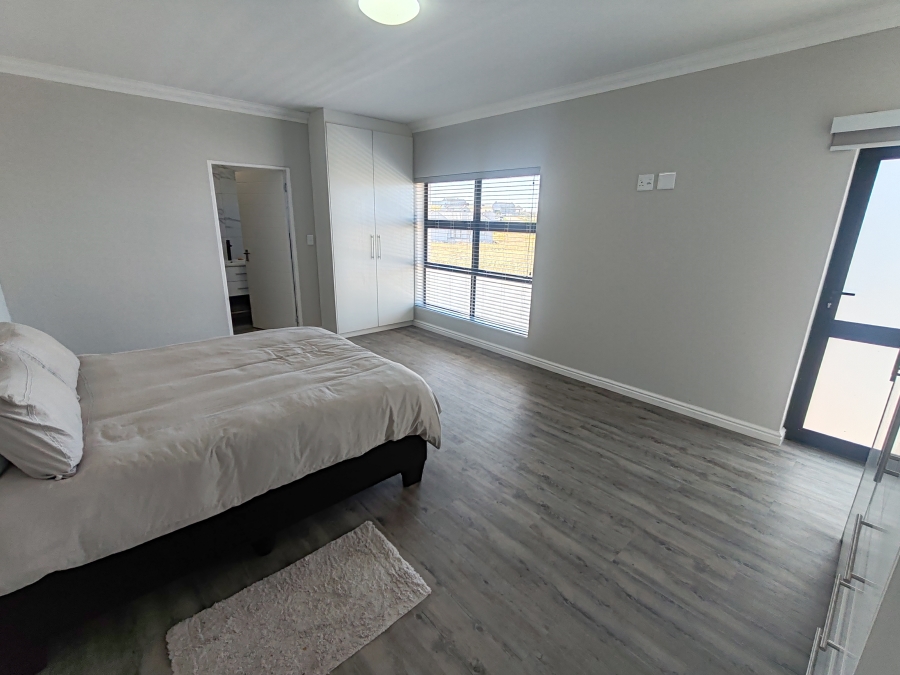 To Let 4 Bedroom Property for Rent in Hoogland Western Cape